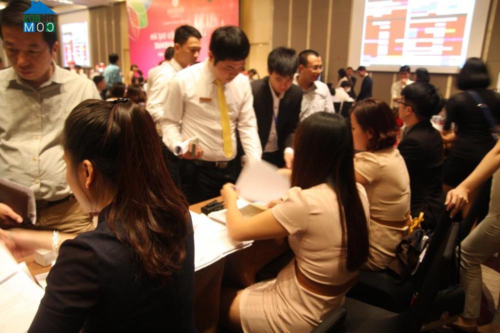Khách hàng đăng kí đặt mua căn hộ Seasons Avenue tại Lễ giới thiệu dự án
