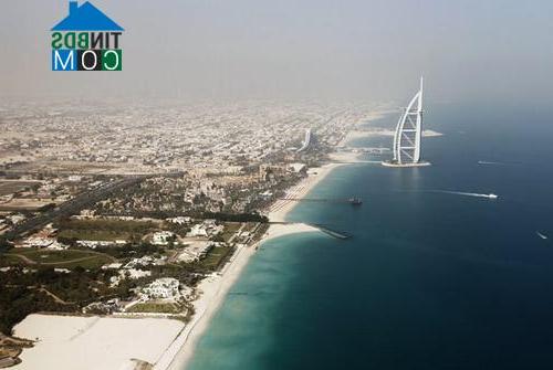 Tòa nhà Burj Al Arab hiện là khách sạn cao thứ 4 trên thế giới với chiều cao 280m. Ảnh: Businessinsider.com