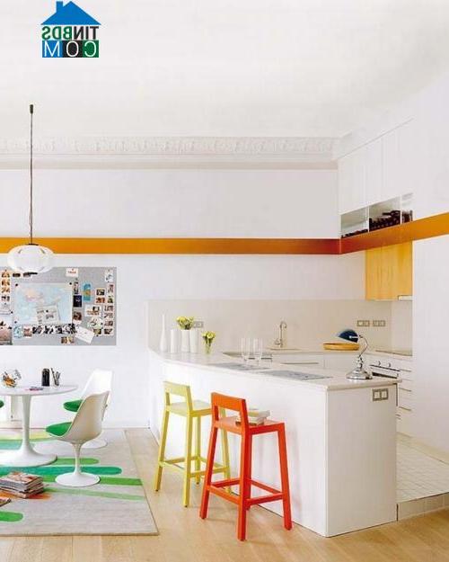 Ghế ăn trở thành điểm nhấn hút mắt cho phòng bếp nhiều màu trắng