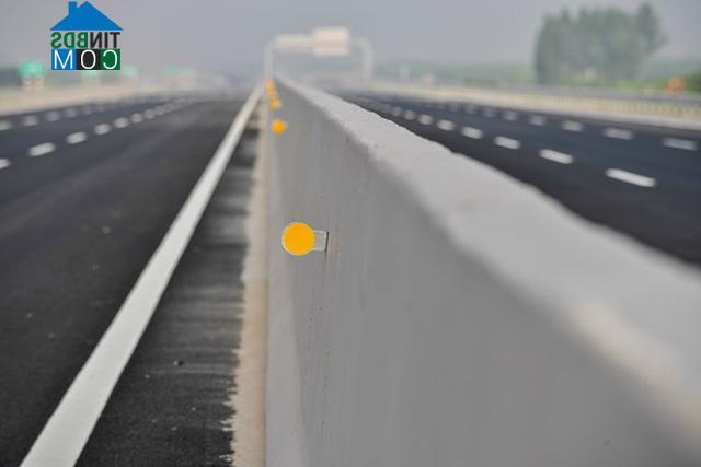 Dọc giải phân cách của tuyến đường được trang bị hệ thống phản quang