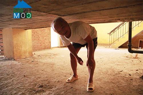 Ảnh Cư dân "còng lưng" chui tầng thượng để đi nhờ thang máy