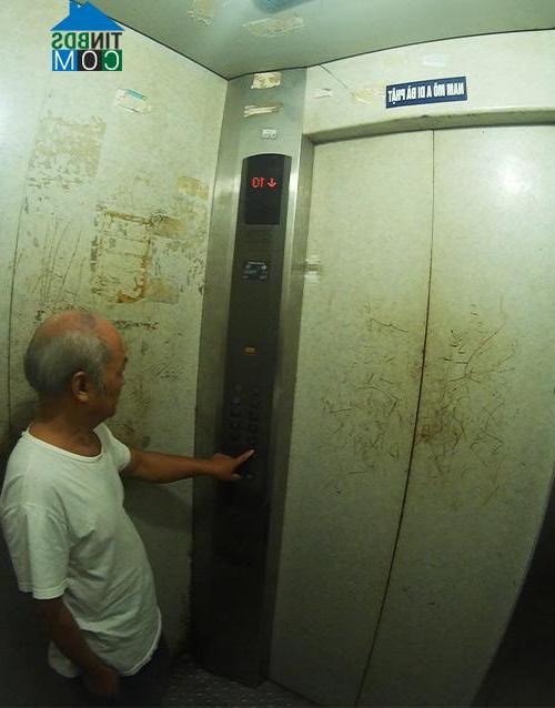 Ảnh Cư dân "còng lưng" chui tầng thượng để đi nhờ thang máy