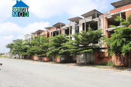 Dãy nhà phố bỏ hoang của Công ty Hà Đô. Ảnh: Mạnh Cường