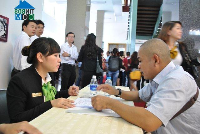 Khách hàng đang được tư vấn thủ tục vay gói hỗ trợ 30.000 tỷ đồng. Ảnh: TL