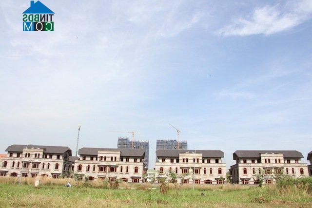 Một dự án biệt thự ở Quận 2, Tp.HCM hiện vẫn đang nằm bất động dù đã xây xong phần thô từ vài năm nay. Ảnh: Mạnh Tùng