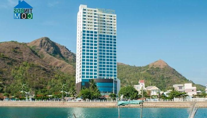 Cao ốc Mường Thanh Centre được cho là cấp phép vượt 6-8 tầng so với quy hoạch. Ảnh: vnbooking