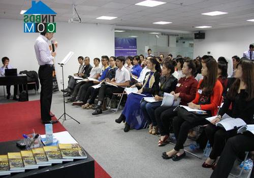 Nhiều khóa học do các diễn giả đứng lớp lôi kéo không ít học viên tham gia