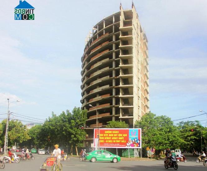 Một trong những trường hợp điển hình là dự án siêu thị và cao ốc văn phòng tại giao lộ Nguyễn Tri Phương - Hà Nội (Huế). Công trình này xây dựng nửa chừng thì đắp chiếu nhiều năm nay. Ảnh: Nguyên Linh
