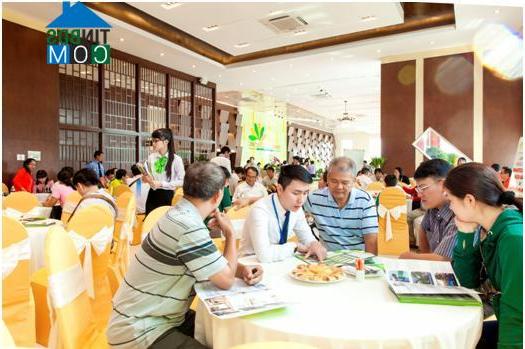 Khách hàng chăm chú nghe tư vấn trong một buổi lễ mở bán dự án. Ảnh: Phương Uyên