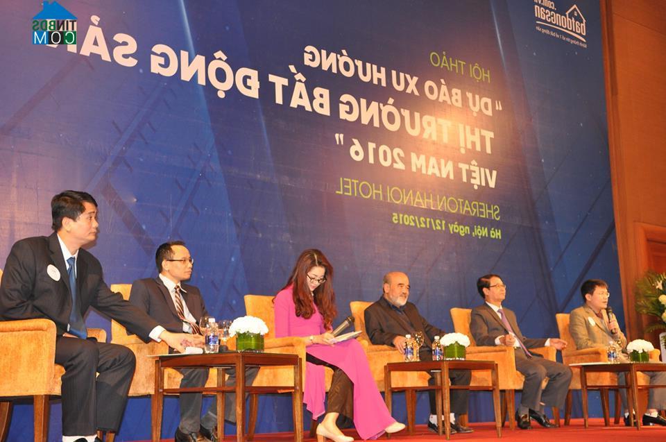 Các diễn giả giải đáp thắc mắc của khách mời trong phần Q&A