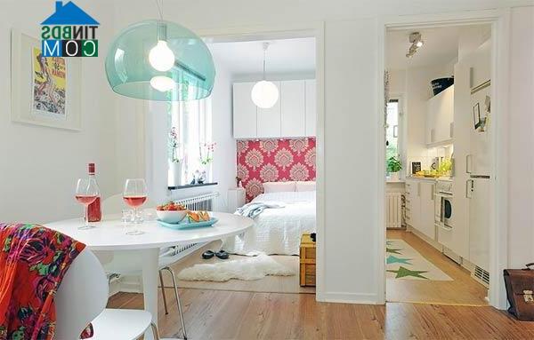 Bếp và phòng ngủ bố trí về hai phía chiều rộng của căn phòng