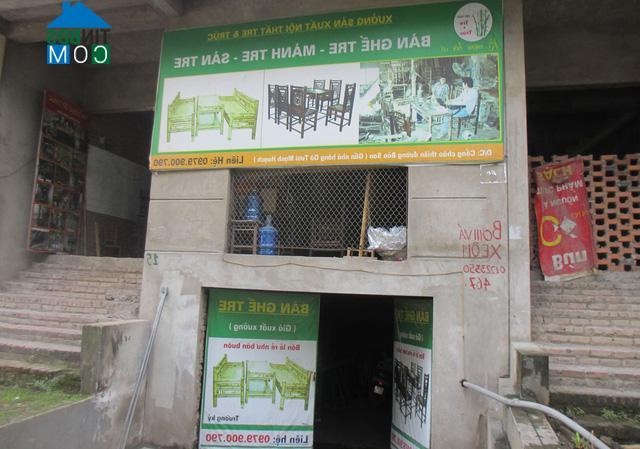 Nhiều căn biệt thự hoang được các hộ dân tận dụng làm mặt bằng kinh doanh