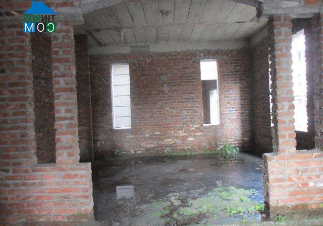 Do bỏ không lâu ngày, kiến trúc bên trong các ngôi nhà đang dần xuống cấp