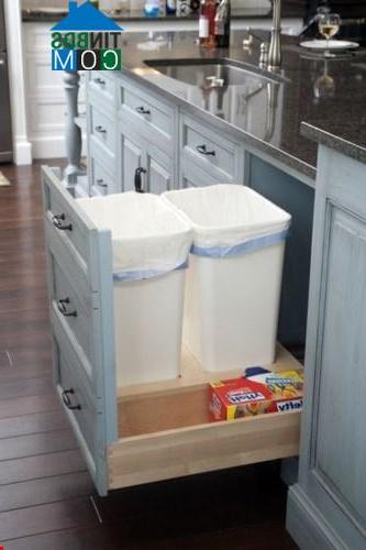 Thùng đựng rác cũng được bố trí trong một ngăn tủ bếp