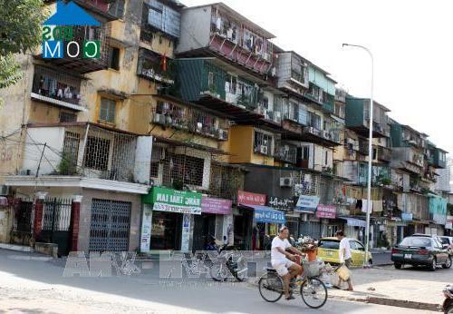 Ảnh Hà Nội: Di chuyển các hộ dân sống tại chung cư nguy hiểm mức độ D