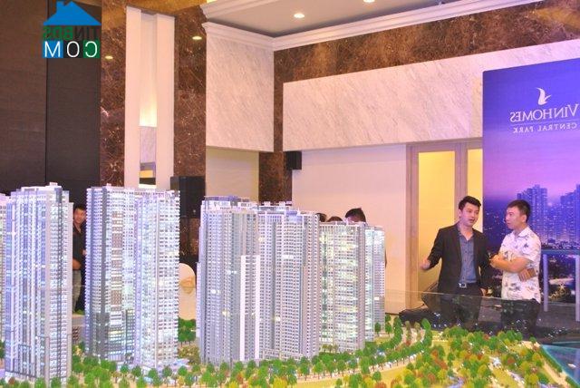 Ảnh Người mua và nhà đầu tư đều thiệt khi ngân hàng siết tín dụng?