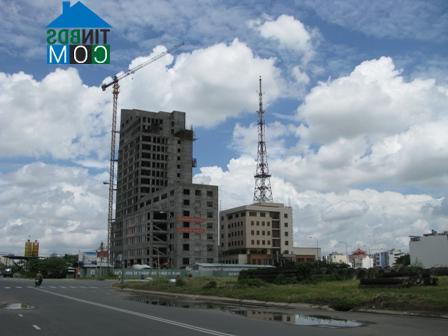 Tp.HCM hiện đang có rất nhiều dự án BĐS phải tạm ngừng thi công. Ảnh: Nguyễn Huế