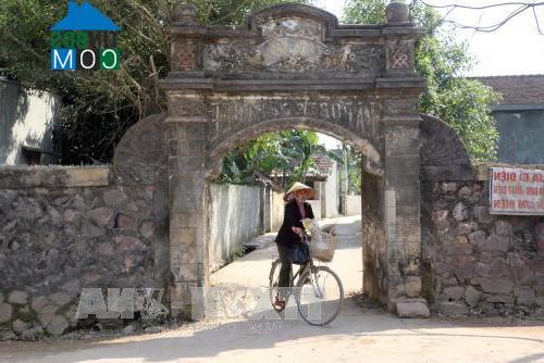 Cổng làng Cần ở xã Hưng Tân, huyện Hưng Nguyên, Nghệ An vẫn đang được sử dụng