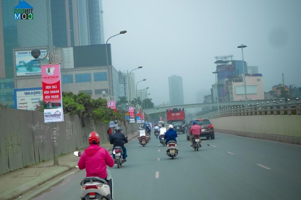 Phướn cổ động của Tinbds.COM trên tuyến đường Trần Duy Hưng, Hà Nội