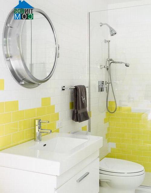 Sự đan xen giữa gạch men màu vàng và trắng trên tường phòng tắm tạo nét tươi trẻ cho không gian