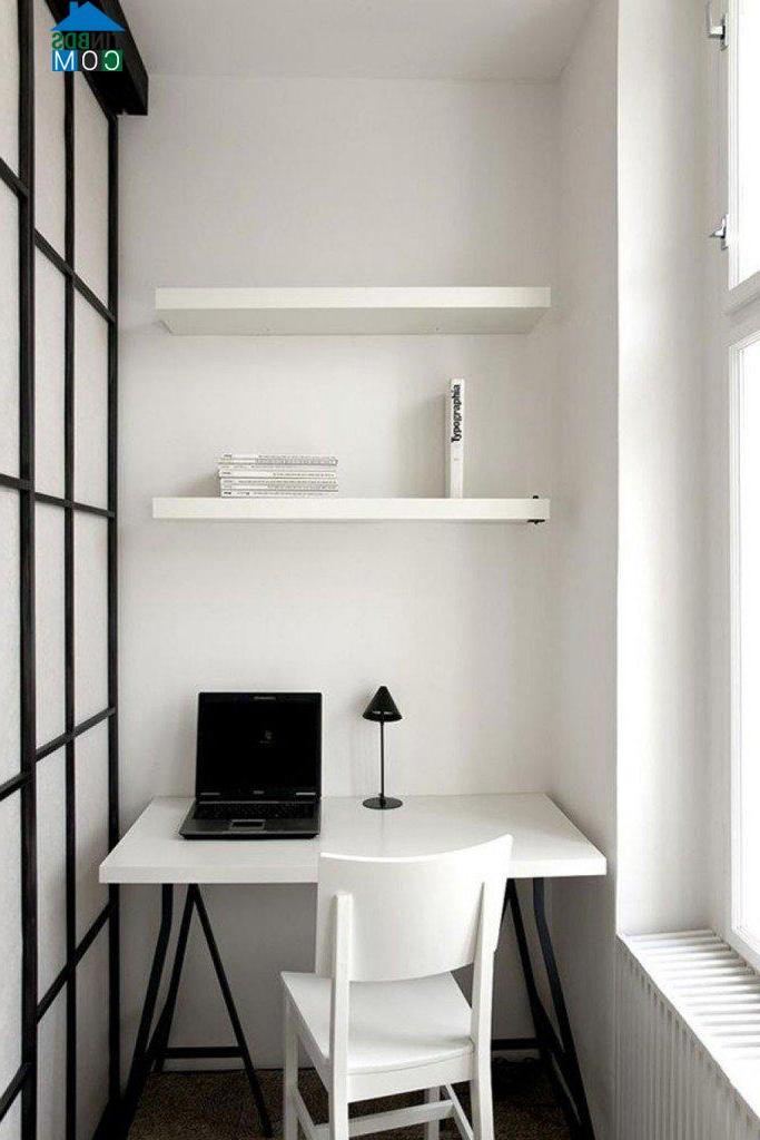 Góc làm việc cực kỳ tối giản với nội thất chỉ có 2 màu trắng - đen