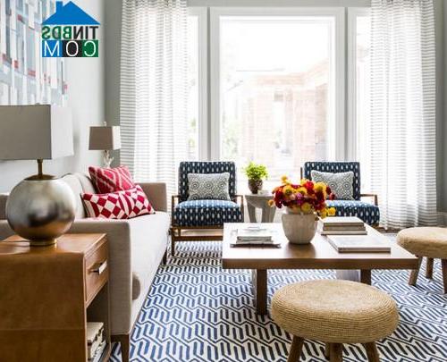 Họa tiết cùng gu của thảm và ghế sofa tạo nét đẹp riêng cho phòng khách tối giản