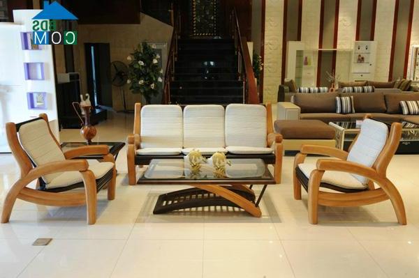 Ghế sofa gỗ dạng với hình dáng tay vịn độc đáo