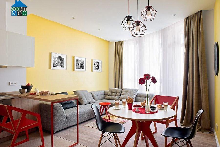Phòng khách và phòng ăn kết nối mở thông nhau với màu xám và vàng