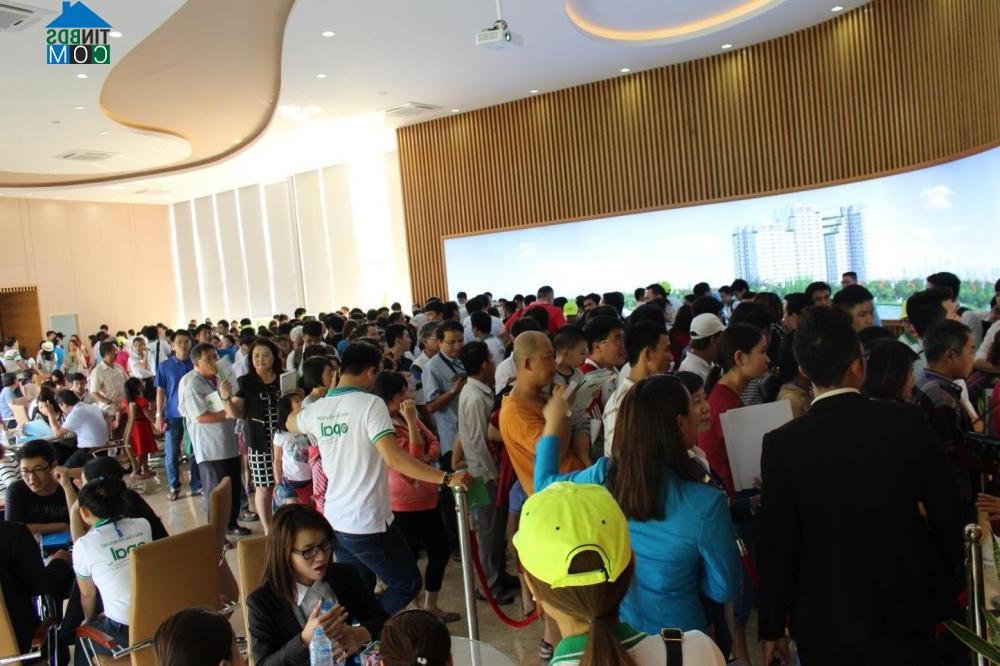 Ảnh Hơn 100 khách hàng tham quan căn hộ mẫu dự án Opal Riverside