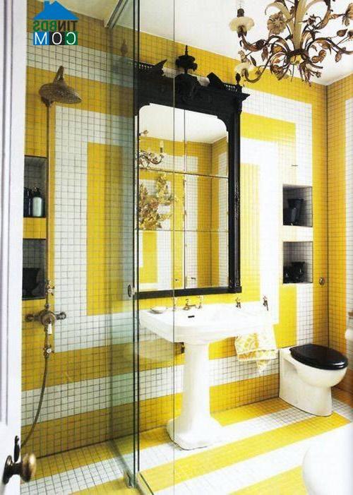 Trang trí phòng tắm khéo léo và nổi bật chỉ với hai gam màu trắng và vàng tươi