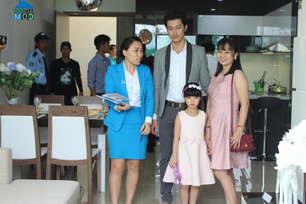 Ảnh Hơn 100 khách hàng tham quan căn hộ mẫu dự án Opal Riverside