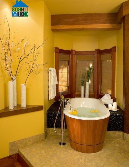 Phòng tắm phong cách cổ điển với gam màu vàng đậm kết hợp nội thất gỗ