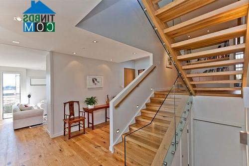 Cầu thang được thế kế đơn giản, hài hoà với không gian trong nhà