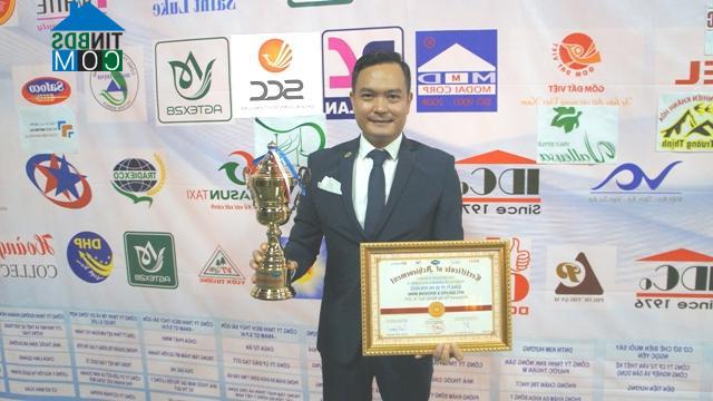 Ảnh PhoDong Village nhận cúp vàng “Thương hiệu uy tín chất lượng Apec”