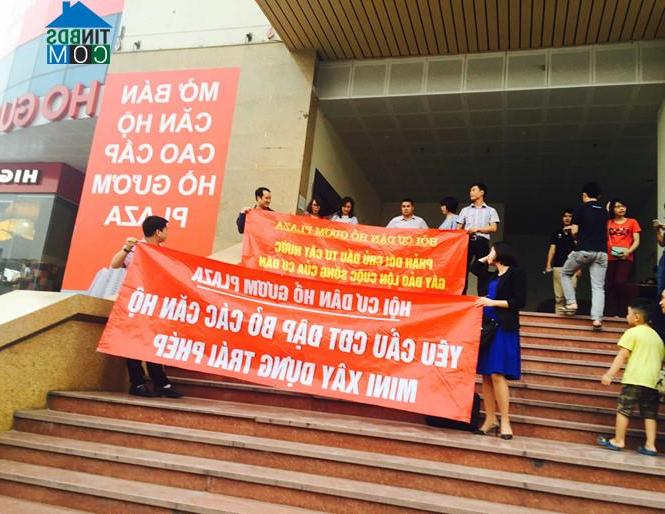 Cư dân chung cư Hồ Gươm Plaza căng băng rôn phản đối chủ đầu tư