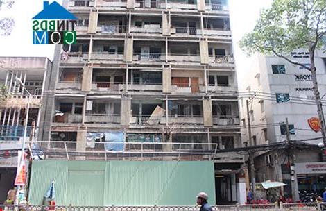 Chung cư 727 Trần Hưng Đạo hiện đã quá xập xệ, cũ nát làm xấu đi bộ mặt đô thị của Tp.HCM. Ảnh: H.Trâm