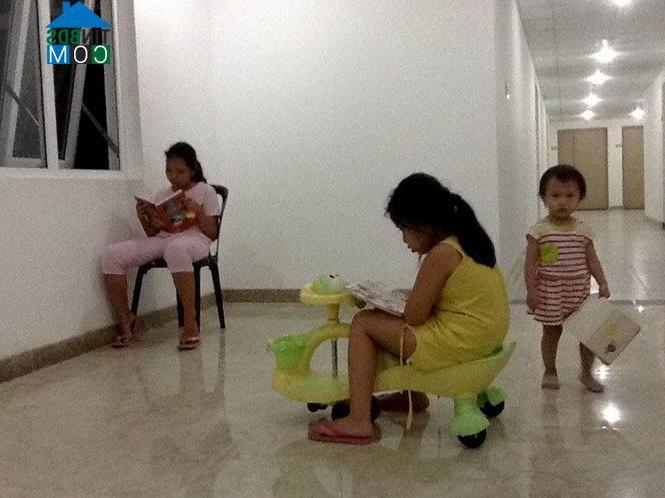 Trẻ em sinh hoạt tại một góc chung cư Bảy Hiền Tower. Ảnh: Tiến Long