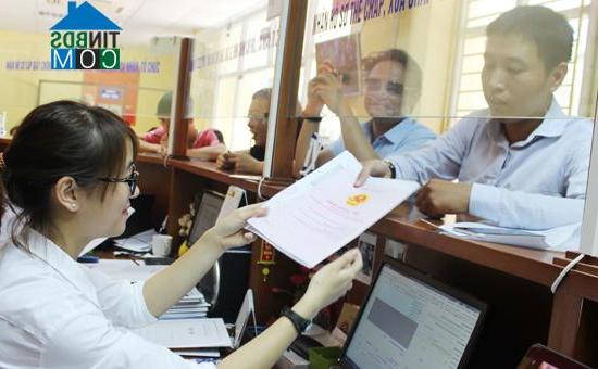 Người dân làm thủ tục xin cấp sổ đỏ tại Văn phòng Đăng ký đất đai Hà Nội