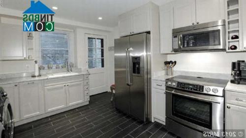 Phòng bếp đơn giản, hiện đại ở biệt thự mà gia đình Obama dự định thuê sau khi rời Nhà Trắng