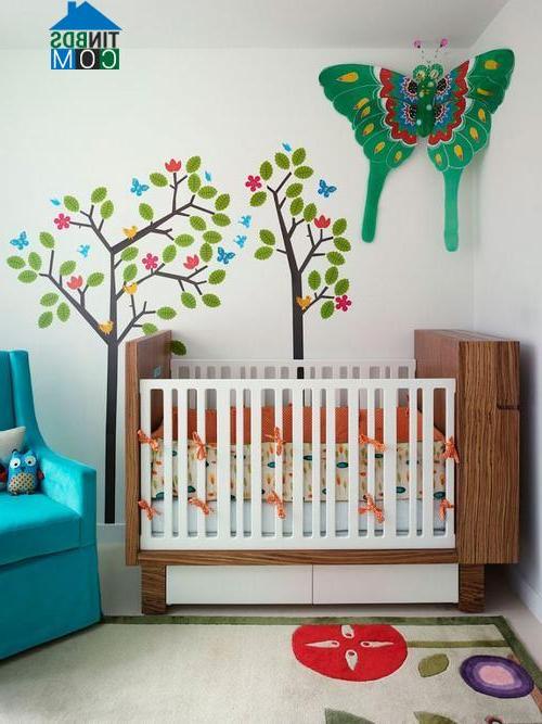 Decal dán tường màu sắc sặc sỡ giúp căn hộ thêm sinh động