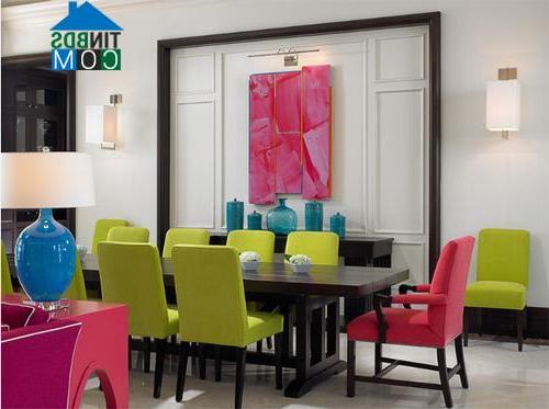 Phòng ăn hiện đại, trẻ trung với sự kết hợp của ghế ăn màu xanh lá mạ và hồng