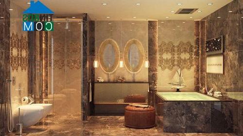 Phòng tắm sang trọng với tường lát gạch hiện đại và hệ thống chiếu sáng hợp lý