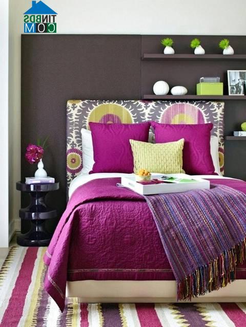 Phòng ngủ nổi bật hơn với gam màu đậm trên nền màu xám