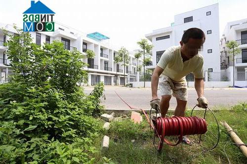 Ảnh "Sốc" với khu biệt thự giữa thủ đô 2 năm không có nước