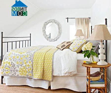 Với những phòng ngủ màu trắng, nên tạo thêm điểm nhấn màu vàng nắng hoặc xám lông bồ câu