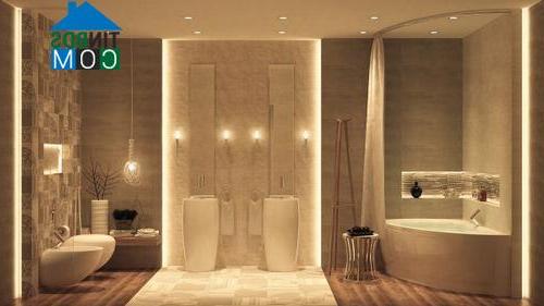 Sự kết hợp hoàn hảo giữa đèn chiếu sáng và đồ nội thất giúp toát lên vẻ đẹp huyền ảo cho phòng tắm