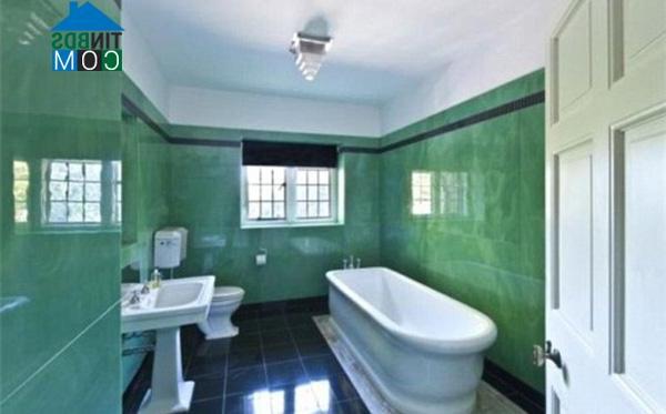 Phòng tắm trong biệt thự vô cùng ấn tượng với màu xanh lục mát mắt.
