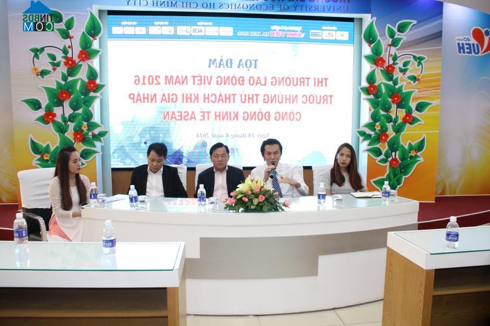 Nhiều chương trình tọa đàm thực tế, là cơ hội để các bạn sinh viên học hỏi, trải nghiệm 