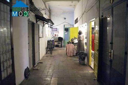 Ảnh Chung cư cổ nhất Sài Gòn mở shop, bar hút khách Tây