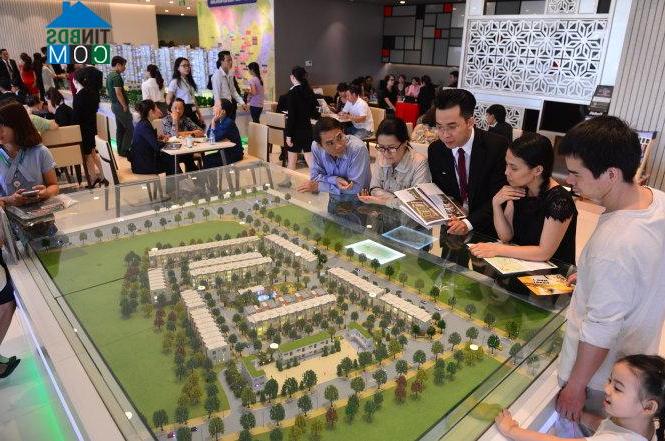 Người mua nhà tham quan, tìm hiểu tại một dự án căn hộ ở quận 2, Tp.HCM. Ảnh: Quang Định
